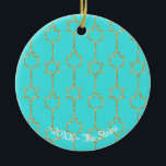 Ornamento do Círculo de Chanucá "Manipulações Dour<br><div class="desc">Ornamento do Círculo de Chanucá "Dourado Dreidel e Star Charms". (2 lado) Personalize ambos os lados, excluindo o texto no ornamento e substituindo pelo seu. Depois, usando a cor, o tamanho e o estilo da fonte favorita, digite suas próprias palavras. Obrigados para parar e comprar. Muito apreciado! Feliz Chanukah/Hanukkah! Traga...</div>