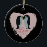 Ornamento do coração do amor do pinguim<br><div class="desc">Os pinguins bonitos nestled romantically junto em um coração cor-de-rosa.</div>