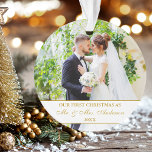 Ornamento Elegante Nossa Primeira Foto Dourada White 2 de Na<br><div class="desc">Escrita Elegante Nosso Primeiro Ornamento Fotográfico de Natal com Dourado Script e Foto de Casamento na Frente e Trás</div>