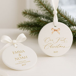 Ornamento Elegante Rótulo em Ouro “Nosso Primeiro Natal” 