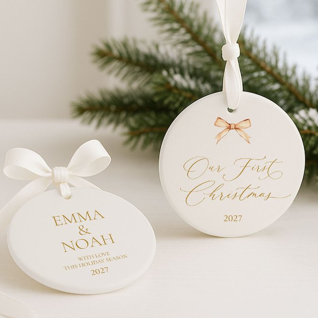 Ornamento Elegante Rótulo em Ouro “Nosso Primeiro Natal”  (Criador carregado)