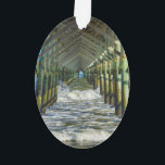 Ornamento Em Folly Beach Pier<br><div class="desc">Ondas caem sob o Pier em Folly Beach, na Carolina do Sul. Procurando mais impressões ou produtos? Sinta-se à vontade para visitar minha loja: http://www.zazzle.com/timelessmomentsphtgy Esta foto foi tirada por Jennifer White com Fotografia Moments Eterno. Todas as imagens são protegidas por copyright © Moments Photoographic/Jennifer White. Todos os direitos reservados....</div>