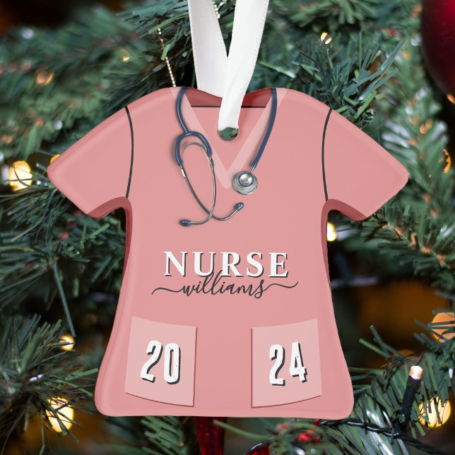 Ornamento Enfermeira Esfrega Camisa Rosa Estetoscópio Natal (Nurse Scrubs Pink Shirt Stethoscope Christmas Ornament
)