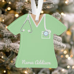 Ornamento Enfermeira Verde Personalizada<br><div class="desc">Celebrar as incríveis enfermeiras em sua vida com este ornamento personalizado de esfregões verdes de menta. Apresentando um estetoscópio e caneta no bolso, esse ornamento é a forma perfeita de mostrar apreço pela dedicação e trabalho de duro. Personalize-o com o nome deles para um presente atencioso e exclusivo.</div>