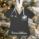 Ornamento Enfermeiros Pretos Personalizados<br><div class="desc">Mostre apreço por uma enfermeira dedicada com este ornamento de enfermeiras negras personalizado, com sotaque estetoscópico detalhado e sotaque crachá. Este ornamento é um presente pensativo para decoração de feriados, graduações de enfermeiros ou novas celebrações de empregos, honrando o trabalho de duro dos profissionais de saúde. Adicione um nome para...</div>