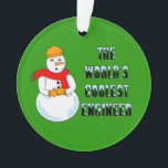 Ornamento Engenheiro mais legal Snowman<br><div class="desc">Um boneco de neve vestindo um chapéu duro com texto O engenheiro mais legal do mundo é um design de engenharia humorístico. presentes divertidos para estudantes universitários e engenheiros para aniversários e feriados de inverno.</div>