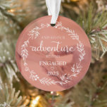 Ornamento Então Nossa Aventura Começa Em 2025<br><div class="desc">Celebre o começo de sua eternidade com este adorável ornamento com a frase "E assim nossa aventura começa" e engajado em 2025. É uma maneira perfeita de honrar sua história de amor e a emocionante jornada pela frente. Personalize-o com seus nomes, data de noivado ou uma mensagem doce para torná-lo...</div>
