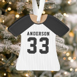 Ornamento Equipe de Esporte Uniforme de Baseball Jersey Blac<br><div class="desc">Ornamento Uniforme da Equipe de Esporte de Baseball Jersey. Este ornamento de camisa de baseball é perfeito para qualquer um que pratica esportes escolares ou ama assistir esportes. Personalize este design personalizado com o seu próprio nome de equipe e número de camisa.</div>