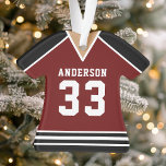 Ornamento Equipe de Esportes de Hockey Jersey Uniform Maroon<br><div class="desc">Ornamento Uniforme da Equipe de Esportes de Hockey Jersey. Este ornamento de camisa de hóquei é perfeito para qualquer um que pratica esportes escolares ou ama assistir esportes. Personalize este design personalizado com o seu próprio nome de equipe e número de camisa.</div>