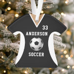 Ornamento Equipe Esportiva Uniforme de Futebol Jersey Black<br><div class="desc">Equipe Esportiva de Futebol Jersey Uniforme Ornament Negro. Este ornamento de camisa de futebol é perfeito para qualquer um que pratica esportes escolares ou ama assistir esportes. Personalize este design personalizado com o seu próprio nome de equipe e número de camisa.</div>