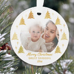 Ornamento Excelente Vovó Foto de Natal Branco e Dourado<br><div class="desc">Enfeites de natal personalizado de branco com árvores de Natal douradas e texto editável. O modelo de foto está configurado para você adicionar uma de suas fotos favoritas, que será enquadrada com árvores douradas e estrelas. A redação atual lê Feliz Excelente de Natal Vovó 20xx e você pode editá-lo como...</div>