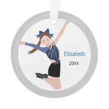 Executor da equipe de dança com cabelo castanho