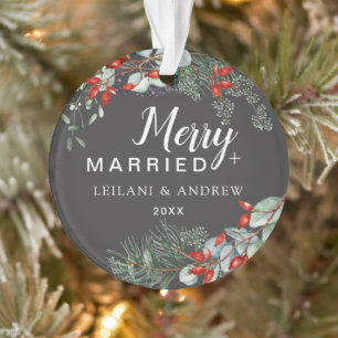 Ornamento Feliz casada com Holly Greenerly Cinza de Natal