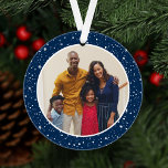 Ornamento Feliz e Brilho Marinho Moderno Stars Foto da Famíl<br><div class="desc">O design de Enfeites de natal simples e moderno apresenta uma imagem redonda enquadrada por um padrão de luzes e estrelas cintilantes. O verso do ornamento inclui "Feliz e Brilho" em texto elegante com texto personalizado para o ano. O marinho festivo e rico/fundo azul-da-noite pode ser modificado.</div>