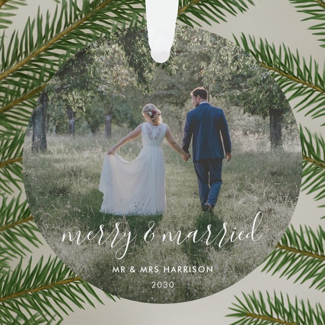 Ornamento Feliz e casado | Foto de Natal de Newleyweds (Merry and Married acrylic photo ornament by Guava, perfect for newlyweds and wedding gifting)