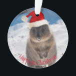 Ornamento Feliz Feliz Natal Quokka Beach Austrália<br><div class="desc">O Natal é celebrado na praia, na Austrália, como é no verão. E o seu Natal não pode ficar melhor, mais feliz e mais bonito do que com esta quokka - o animal mais feliz do mundo. Decorar e iluminar sua árvore com este ornamento exclusivo. Vai definitivamente pôr um sorriso...</div>