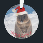 Ornamento Feliz Feliz Natal Quokka Beach Austrália<br><div class="desc">O Natal é celebrado na praia, na Austrália, como é no verão. E o seu Natal não pode ficar melhor, mais feliz e mais bonito do que com esta quokka - o animal mais feliz do mundo. Decorar e iluminar sua árvore com este ornamento exclusivo. Vai definitivamente pôr um sorriso...</div>