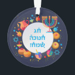 Ornamento Feliz Festa de Chanucá, bela decoração<br><div class="desc">Feliz Festival de Luzes do Festa de Chanucá, Belo Decoração, Feriado Judaico, Clássico Redondo. Chanucá acende fundo com símbolos tradicionais Chanukah - sondas de madeira (girando em cima), rosquinhas, menorah, velas, estrela de David e padrão de papel de parede brilhando. Festa de Crianças Festas de Festas de Feriados de Hanukkah,...</div>