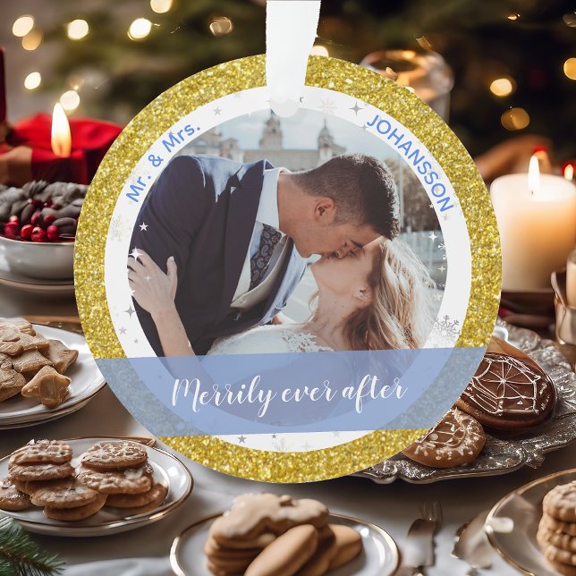 Ornamento Feliz para sempre depois de 1rua de Natal como Sr. (Our First Christmas as Mr. and Mrs. Elegant Merrily Ever After Golden Glitter 2 Photos Snowflakes)
