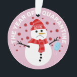 Ornamento Felny Sad Snowman Quarentena Natal<br><div class="desc">Que ano 2020 foi para todos em todo o mundo! Espalhe um pouco de alegria de natal que o ano está quase terminado com este adorno de árvore de natal coronavírus divertido. Apresentando o texto "O ANO DE QUARENTENA 2020", um triste boneco de desenho animado segurando uma máscara facial com...</div>