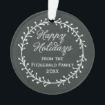 Ornamento Feriados Felizes de Natal Vintage Chalkboard Wreat<br><div class="desc">Espalhe sua alegria natalina com estas gostosas curvas com um design de estilo 'chalkboard' vintage com uma coroa de Natal e a saudação da estação "Felizes Feriados" em uma letra cursiva com texto personalizável para seu nome e ano.</div>