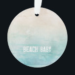 Ornamento Férias de Viagem de Areia de BeACH com Aquarela Oc<br><div class="desc">Design de praia com aquarela em azul oceânico e cores de areia com BEACH BABY personalizado em branco. Fácil de personalizar texto, cor do texto, fonte. Um Keepsasair para o amante de praia e tempos especiais lá para desfrutar o ano todo. Moderno, Divertido, Eterno. Misturar e combinar coleções de praia/manutenção...</div>