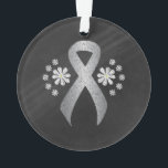 Ornamento Fita de Sensibilização dos Prateados de Chalkboard<br><div class="desc">Fita prateada com flores brancas em um design de quadro. A fita prateada está associada à Consciência do Abuso Idoso em maio,  Sensibilização para a Dislexia em outubro,  Sensibilização para as Crianças com Deficiência e Sensibilização para a Encefalite.</div>