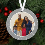 Ornamento Foto da família das estrelas de prata moderna feli<br><div class="desc">O design de Enfeites de natal simples e moderno apresenta uma imagem redonda enquadrada por um padrão de luzes e estrelas cintilantes. O verso do ornamento inclui "Feliz e Brilho" em texto elegante com texto personalizado para o ano. A cinza festiva de prata colorida pode ser modificada.</div>