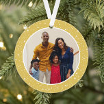 Ornamento Foto da família das estrelas Douradas e felizes mo<br><div class="desc">O design de Enfeites de natal simples e moderno apresenta uma imagem redonda enquadrada por um padrão de luzes e estrelas cintilantes. O verso do ornamento inclui "Feliz e Brilho" em texto elegante com texto personalizado para o ano. O fundo festivo dourado pode ser modificado.</div>