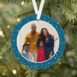 Ornamento Foto da Família de Estrelas do Teal Moderno e Bril<br><div class="desc">O design de Enfeites de natal simples e moderno apresenta uma imagem redonda enquadrada por um padrão de luzes e estrelas cintilantes. O verso do ornamento inclui "Feliz e Brilho" em texto elegante com texto personalizado para o ano. O fundo festivo de cor azul lacrimejante pode ser modificado.</div>