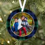 Ornamento Foto da família personalizada da Xadrez Tartan ver<br><div class="desc">Este clássico ornamento de feriado apresenta uma foto favorita de sua família emoldurada por um marinho azul e caçador de relógio preto verde xadrez de tartan escocesa com padrões. Dica: recorte sua foto em um formato quadrado antes de carregá-la no site. O verso do ornamento inclui uma saudação de "Feliz...</div>