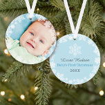 Ornamento Foto da Primeira Foto de Floco de Neve do Bebê de<br><div class="desc">O Elegante floco de neve emoldurado pela primeira design de decoração de fotos de Natal do bebê apresenta uma coroa redonda de flocos de neve brancos no inverno que enquadra a foto de recém-nascido do bebê. Uma mensagem personalizada de "Primeiro Natal do Bebê" aparece no verso com texto que pode...</div>