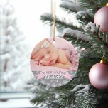 Ornamento Foto da Primeira Rosa claro de Natal<br><div class="desc">A faixa "Meu Primeiro Natal" e design de ornamento de fotos de borda de flocos de neve podem ser personalizados com o nome e o ano de nascimento da menina. Inclui uma segunda foto no verso. Rosas claro,  cinzas e cores brancas.</div>