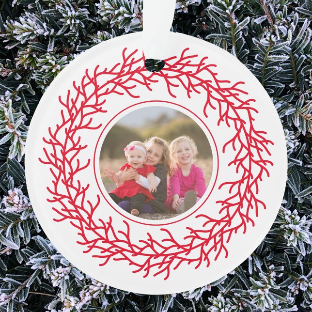 Ornamento Foto de Wreath Vermelha e Branca (Your photo red and white Scandinavian wreath garland acrylic Christmas ornament)