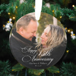 Ornamento Foto do Casal de Aniversário Elegante<br><div class="desc">Celebre seu amor pelo nosso Ornamento de Fotos do Casal de Aniversário Elegante, com sua foto de casal favorita e data de aniversário personalizada em caligrafia elegante. Esta manutenção moderna é a forma perfeita de honrar o seu dia especial, fazer-o como um presente pensativo e eterno para qualquer comemoração de...</div>