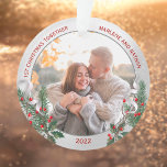 Ornamento Foto do quadro do prata clássico Foto 1rua Natal j<br><div class="desc">Moldura prateada com enfeite e ornamento de pinheiro para mostrar sua própria memória especial. A brilhante e brilhante borda prateada circunda suas fotos. A fita sagrada, pinheira e seda completa toda a design com uma atmosfera alegre da época de férias. Coloque facilmente sua própria foto memorável no lugar da foto...</div>