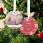 Ornamento Foto dos flocos de neve de Natal do Winter Baby<br><div class="desc">Este doce design apresenta flocos de neve brancos e prateados com espaço para uma foto comemorar o Natal de 1rua de Bebê! A coleção de produtos de coordenação está disponível no nosso compro, zazzle.com/store/doodlelulu. Entre em contato conosco se precisar deste design aplicado a um produto específico para criar seu próprio...</div>