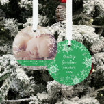 Ornamento Foto dos flocos de neve de Natal do Winter Baby<br><div class="desc">Este doce design apresenta flocos de neve brancos e prateados com espaço para uma foto comemorar o Natal de 1rua de Bebê! A coleção de produtos de coordenação está disponível no nosso compro, zazzle.com/store/doodlelulu. Entre em contato conosco se precisar deste design aplicado a um produto específico para criar seu próprio...</div>