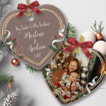 Ornamento Foto Dourada de Holly Pine, Nova Irmã<br><div class="desc">Moldura da Linha ouro adornada com ornamento Holly, Pine e Fita para mostrar sua própria memória especial de um novo bebê. A forma do coração é um símbolo perfeito para o amor. A linha brilhante e brilhante de ouro rodeia sua foto memorial. A fita sagrada, pinheira e seda completa toda...</div>