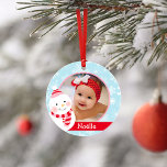 Ornamento Foto Personalizada Da Primeira Rapariga De Natal<br><div class="desc">O ornamento de natal de 1rua de bebê apresenta uma foto personalizada,  nome e ano de nascimento de uma menina com um bonitinho bonitinho bonitão de inverno e um pinguim fofo. Design vermelho,  azul-gelo,  rosa e branco apresenta um fundo com padrão de neve de inverno.</div>