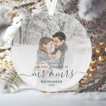 Ornamento Foto Personalizada: Primeiro Script Verde de Natal<br><div class="desc">Comemore o primeiro Natal do seu casamento com este belo ornamento moderno do keepsasasaame. O texto verde do pinheiro escuro diz "Nosso primeiro Natal como Sr. & Sra.", com as palavras "Sr. & Sra." em um roteiro elegante com flores antes e depois. Substitua a imagem de exemplo por sua foto...</div>