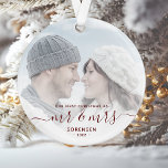 Ornamento Foto Personalizada: Primeiro Script Vermelho de Na<br><div class="desc">Comemore o primeiro Natal do seu casamento com este belo ornamento moderno do keepsasasaame. O texto vermelho escuro diz "Nosso primeiro Natal como Sr. & Sra.", com as palavras "Sr. & Sra." em um elegante roteiro de manuscrito com florescimento antes e depois. Substitua a imagem de exemplo por sua foto...</div>