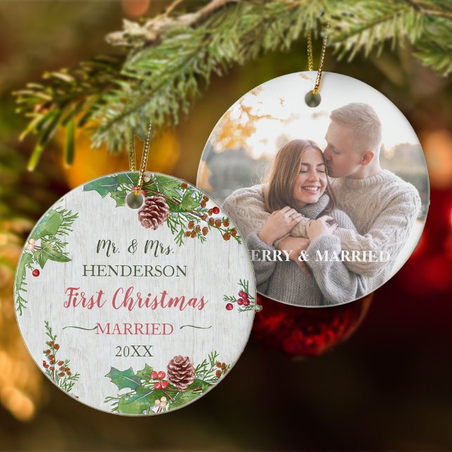 Ornamento Foto Personalizada Rustic Holly Pine Newlyweds De  (Criador carregado)