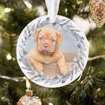 Ornamento Foto Pet Watercolor Wreath Winter Wreath 1rua Nata<br><div class="desc">Celebre o primeiro Natal do seu animal de estimação em sua casa para sempre com este adorável ornamento de guardas. A design apresenta uma festiva aquarela de frutos e folhagem de inverno e uma fotografia do seu animal de estimação. Personalize o outro lado com o nome do seu animal de...</div>