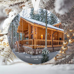 Ornamento Foto Primeiro Natal Novo White Script 2024<br><div class="desc">Comemore o seu primeiro Natal em sua nova casa com este lindo ornamento moderno de keepape. O texto branco lê "Primeiro Natal em nossa nova casa", com as palavras "nova casa" em uma escrita elegante com flores antes e depois. Substitua a imagem de exemplo por uma foto da sua nova...</div>