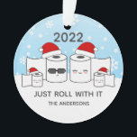 Ornamento Funny Just Roll With It Toilet Paper Family of 4<br><div class="desc">A funny and festive holiday ornament design featuring 2 adult and 2 child toilet paper rolls wearing Santa hats saying "Just Roll With It." A light-hearted laugh at the toilet paper shortage during COVID quarantine and events. Personalize the text and add your names to the ornament.</div>