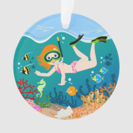Ornamento Garota snorkeling sob o mar