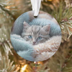 Ornamento Gatinho Fofinho em um Cobertor Macio