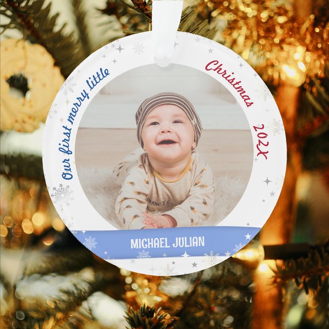 Ornamento Gêmeos 2 Fotos Primeira Feliz Natal Pequeno (Cute Modern Elegant Personalized Our First Merry Little Christmas Twin Baby Boys 2 Photos Snowflakes)