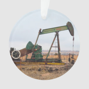 Ornamento Grande Pumpjack Verde em um Campo de Petróleo